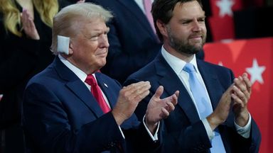 دونالد ترامب والمرشح لمنصب نائب الرئيس جي دي فانس في المؤتمر الوطني للحزب الجمهوري.  الصورة: أ.ب